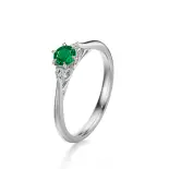 Pierścionek z białego złota ze szmaragdem AJPZ_068